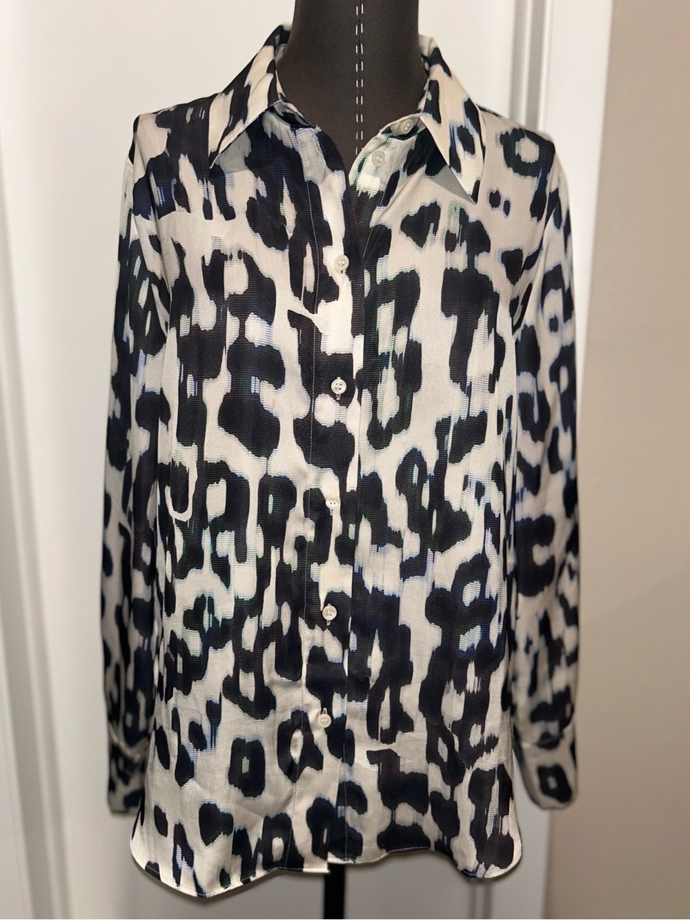 H&M button down blouse leopard print women’s small blue black print on cream top